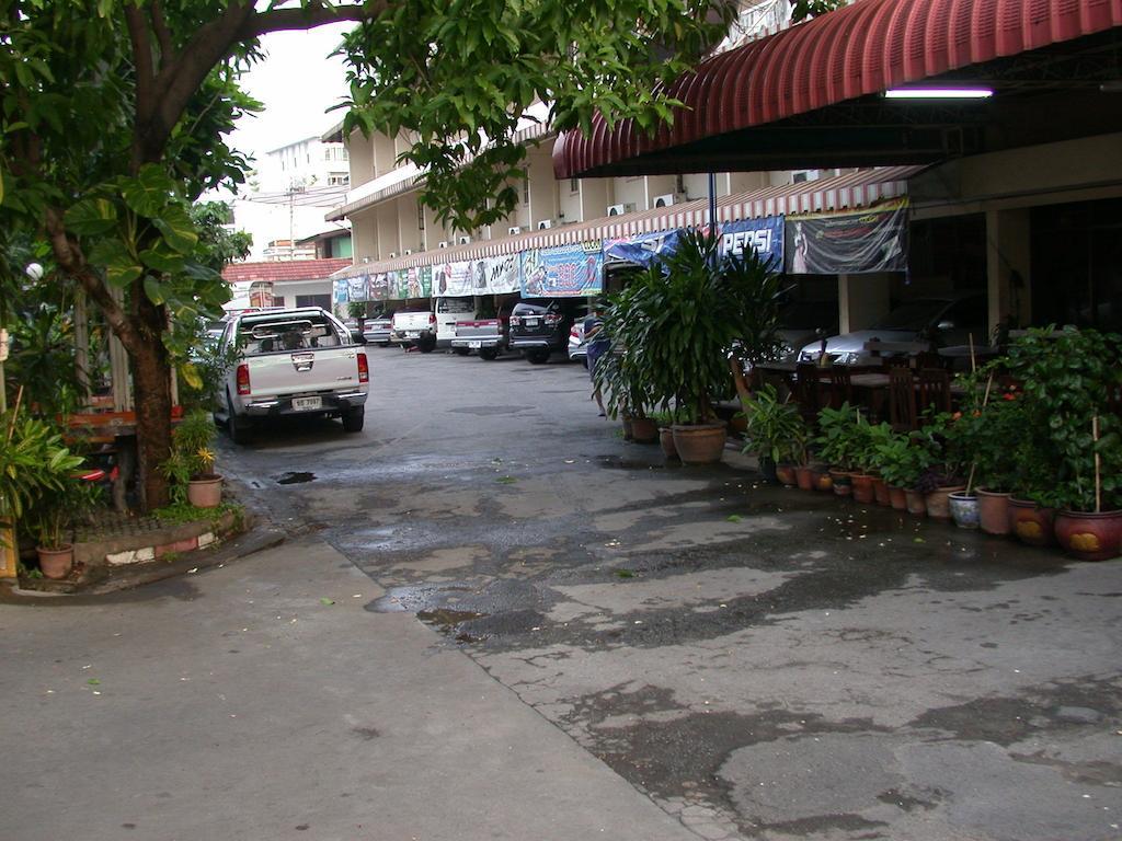 Inthanin Hotel Chiang Mai Exterior foto
